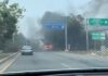 Taxi de Playa del Carmen se incendia sobre la carretera Cancún-Playa del Carmen Taxi de Playa del Carmen envuelto en llamas sobre la carretera federal 307 cerca de Cancún.