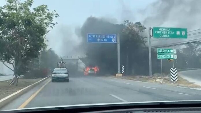 Taxi de Playa del Carmen envuelto en llamas sobre la carretera federal 307 cerca de Cancún.