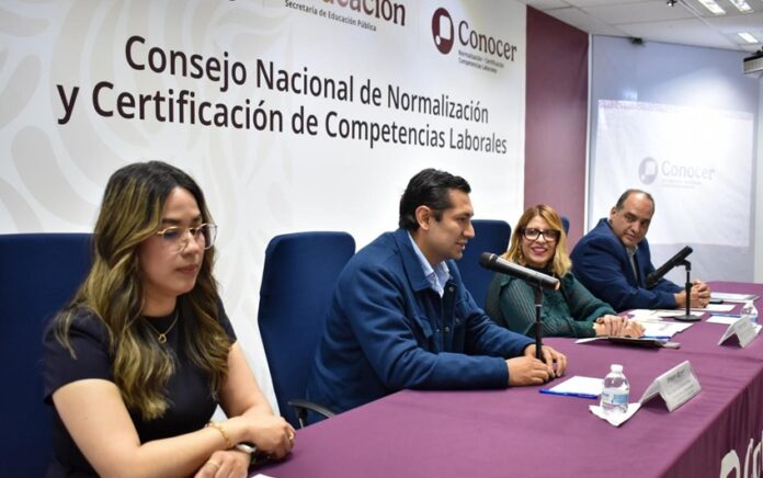 Servidores públicos y autoridades en el podio durante el evento de certificación de competencias jurídicas especializadas en Quintana Roo, avalado por CONOCER