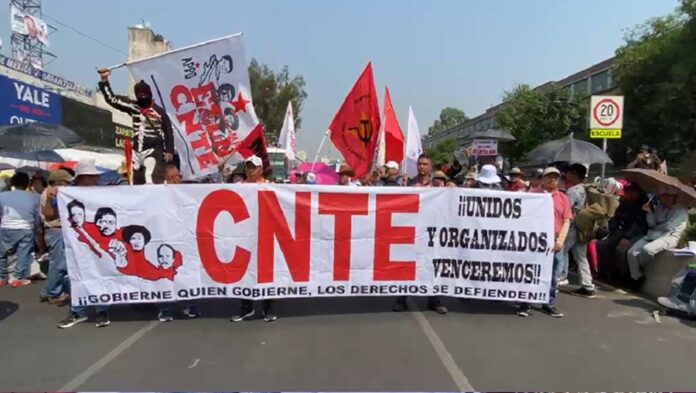 Maestros de la CNTE durante su marcha por el Día del Maestro en la Ciudad de México, 15 de mayo de 2026.