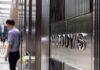 Moody’s baja la calificación crediticia de México: ¿qué significa esto para tu bolsillo? Logo de Moody’s Ratings en su sede, agencia que redujo la calificación crediticia de México de Baa2 a Baa3 este 20 de mayo de 2026.