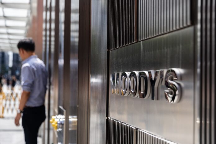 Logo de Moody’s Ratings en su sede, agencia que redujo la calificación crediticia de México de Baa2 a Baa3 este 20 de mayo de 2026.