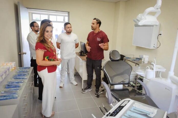 La gobernadora Mara Lezama durante su visita a la clínica ISSSTE en Cancún, donde anunció su conversión en Hospital General.