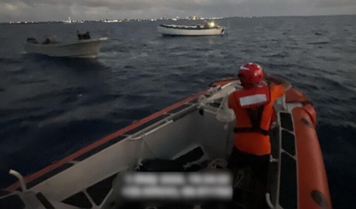 Personal de la Marina rescata a navegante estadounidense a bordo de velero a la deriva frente a las costas de Cozumel, Quintana Roo.