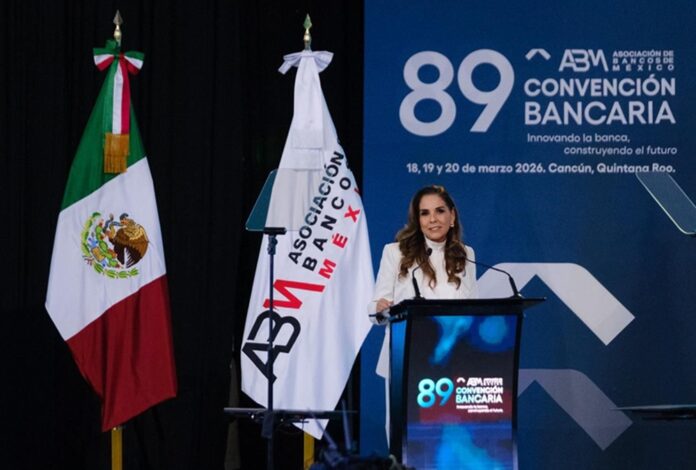 Gobernadora Mara Lezama presentando el proyecto del Distrito Financiero y Tecnológico de Cancún ante empresarios.