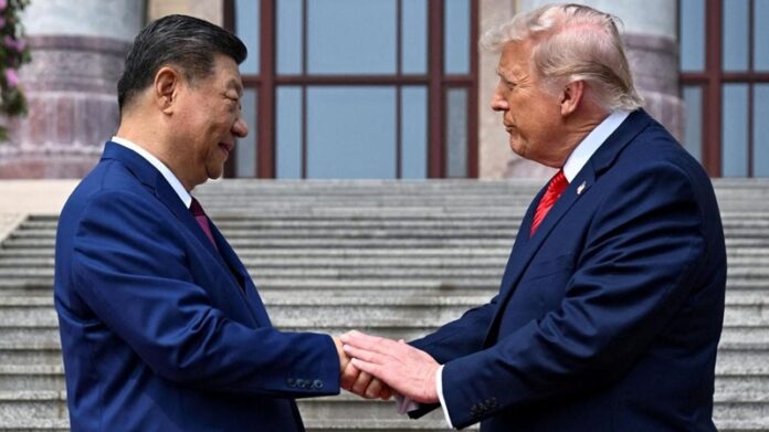 El presidente Donald Trump y el presidente Xi Jinping se saludan durante su cumbre bilateral en Pekín, China, el 14 de mayo de 2026