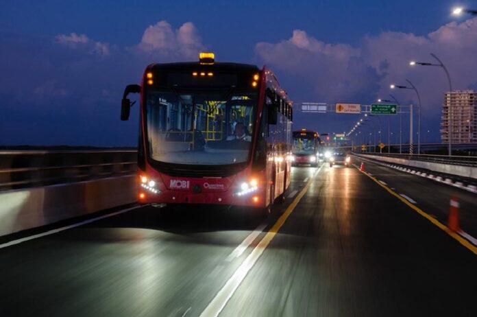 Unidades del sistema MOBI durante el inicio de las pruebas piloto de la Ruta 27 en Cancún, con conexión al nuevo Puente Nichupté.
