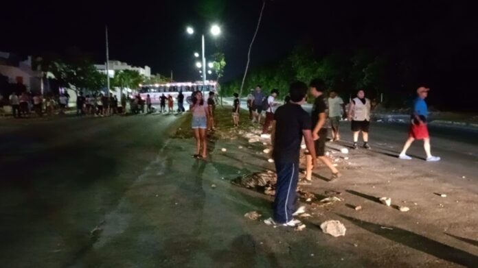 Vecinos bloquean avenida Constituyentes en Playa del Carmen durante protesta por apagones y falta de energía eléctrica.