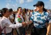 Playa del Carmen intensifica combate al sargazo con buques, drones y brigadas Estefanía Mercado, presidenta municipal de Playa del Carmen, con representantes de instituciones que participan en la recolección de sargazo.