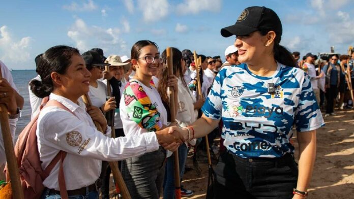 Estefanía Mercado, presidenta municipal de Playa del Carmen, con representantes de instituciones que participan en la recolección de sargazo.