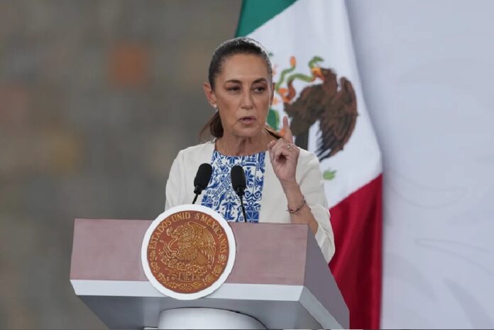 Claudia Sheinbaum, presidenta de México, hablando durante su conferencia matutina “La Mañanera” en Palacio Nacional, donde informó sobre su conversación telefónica con Donald Trump