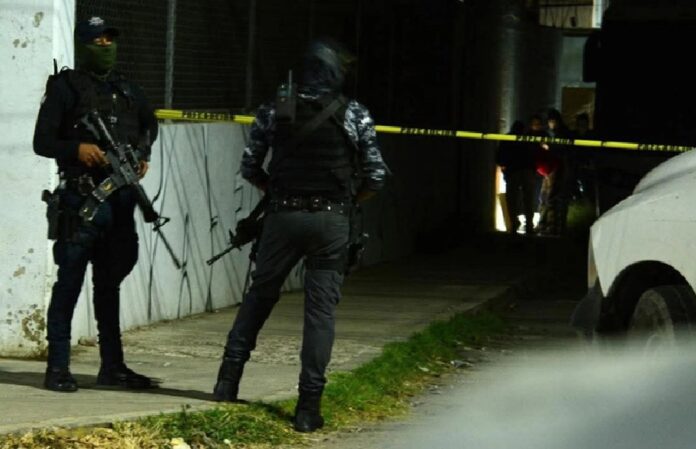 Elementos de seguridad custodiando el rancho en Texcalapa, Tehuitzingo, Puebla, donde ocurrió la masacre que dejó 10 personas muertas, incluida una bebé.