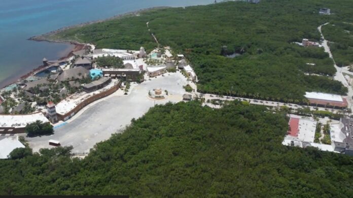 Vista aérea de la zona costera de Mahahual, Quintana Roo, donde se planea construir el megaproyecto turístico “Perfect Day México”.