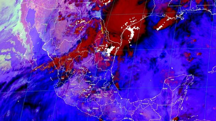 Nubes de tormenta y lluvias intensas provocadas por la Onda Tropical Número 1 sobre el sureste de México en mayo de 2026