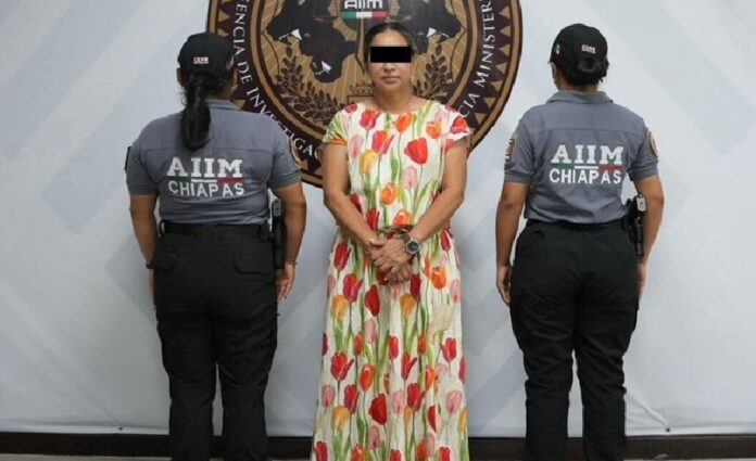 Blanca Yanet Chiu López, exalcaldesa de Jiquipilas, Chiapas, custodiada por elementos de la Agencia de Investigación e Inteligencia Ministerial (AIIM) tras su detención por presunta extorsión.