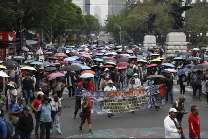 Manifestantes de la CNTE en avenida 5 de Mayo, cerca del Zócalo de la Ciudad de México.