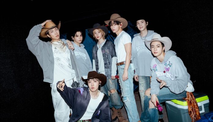 BTS se despide del público mexicano con sombreros, durante su último concierto en el Estadio GNP Seguros