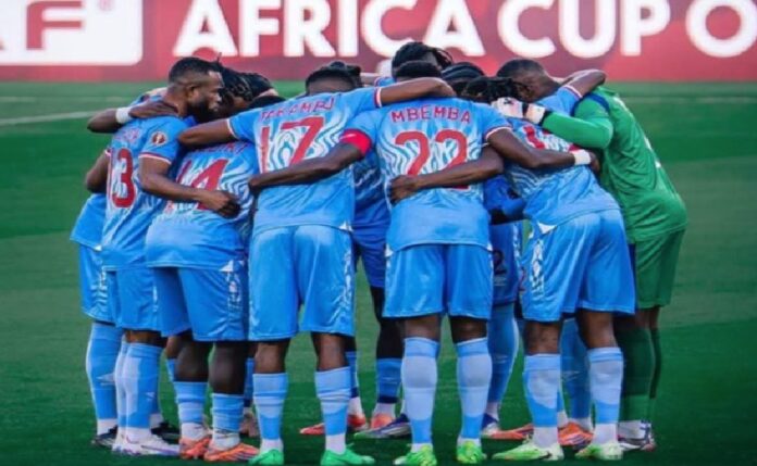 Jugadores de la selección de fútbol de RD Congo en círculo de motivación durante la AFCON
