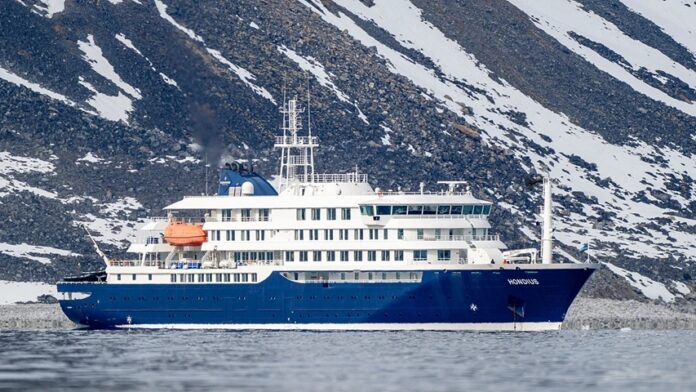 Crucero MV Hondius navegando con brote de hantavirus en el Atlántico