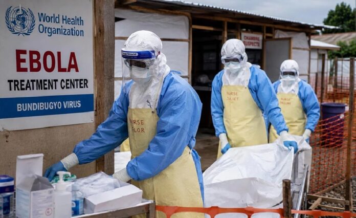 Personal médico con equipo de protección completo atiende casos de ébola Bundibugyo en un centro de tratamiento de la Organización Mundial de la Salud (OMS) en África.