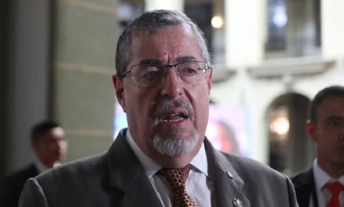 Bernardo Arévalo durante reunión relacionada con cooperación antidrogas entre Guatemala y Estados Unidos.