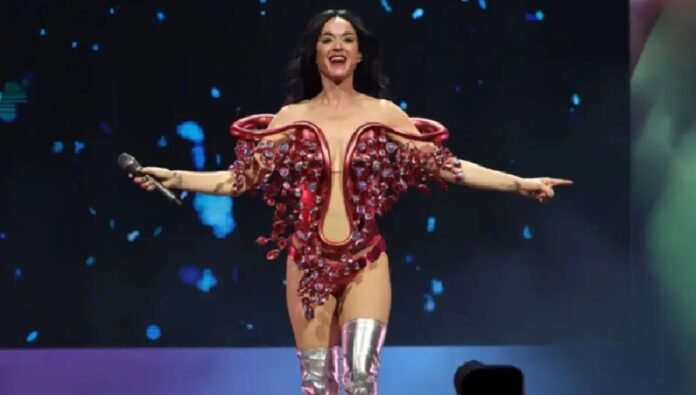 Katy Perry durante una presentación internacional tras anunciar concierto gratuito en México para agosto de 2026.