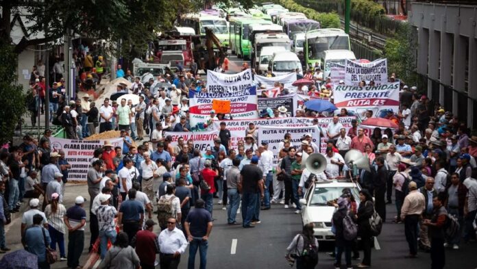 Miles de transportistas, madres buscadoras y campesinos durante la megamarcha del 20 de mayo de 2026 en Paseo de la Independencia, CDMX.