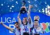 La Máquina es Campeón! Cruz Azul conquista la Décima en el Estadio Olímpico Celebración de los jugadores de Cruz Azul levantando la copa del Clausura 2026, con gran euforia tras conquistar la Décima en la final contra Pumas.