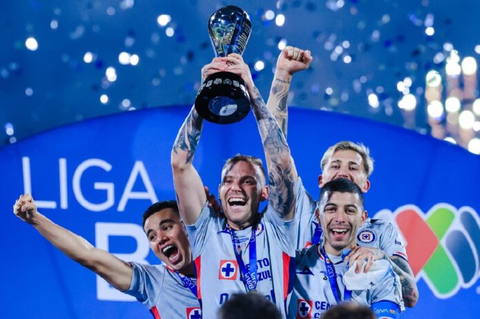 Celebración de los jugadores de Cruz Azul levantando la copa del Clausura 2026, con gran euforia tras conquistar la Décima en la final contra Pumas.