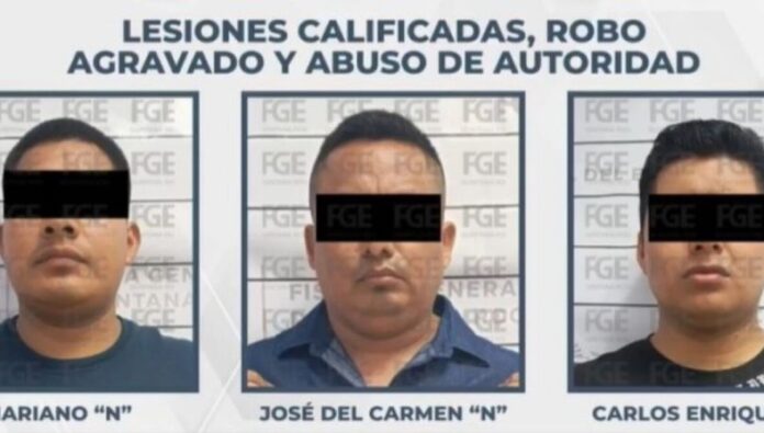 Policías municipales de Playa del Carmen detenidos por presuntos delitos de robo y abuso de autoridad.