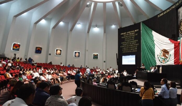 Diputados del Congreso de Quintana Roo durante aprobación de reforma electoral sobre Cabildos y plurinominales.