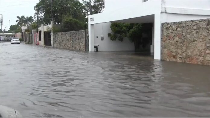 Cielo nublado y tormenta eléctrica sobre el sur de Quintana Roo durante temporada de lluvias.