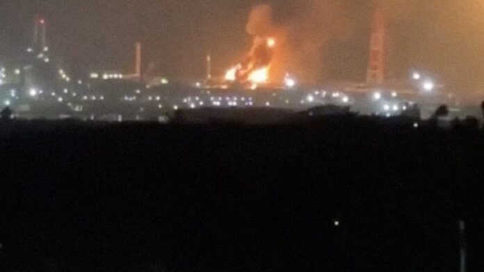 Incendio y columna de humo en la refinería Antonio Dovalí Jaime de Pemex tras explosión en la planta Hidros 2 en Salina Cruz, Oaxaca