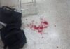 Alumno apuñala por la espalda a su maestro en secundaria de Huimanguillo, Tabasco Escena del aula con manchas de sangre en el piso, pupitres y una mochila abandonada después del apuñalamiento al maestro en Huimanguillo