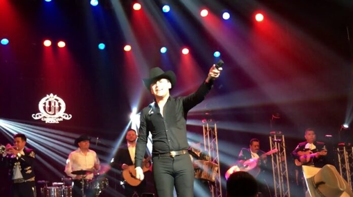 Christian Nodal en medio de fuerte polémica y críticas masivas en redes por su dueto póstumo con Vicente Fernández en el tema “Estos Celos”.