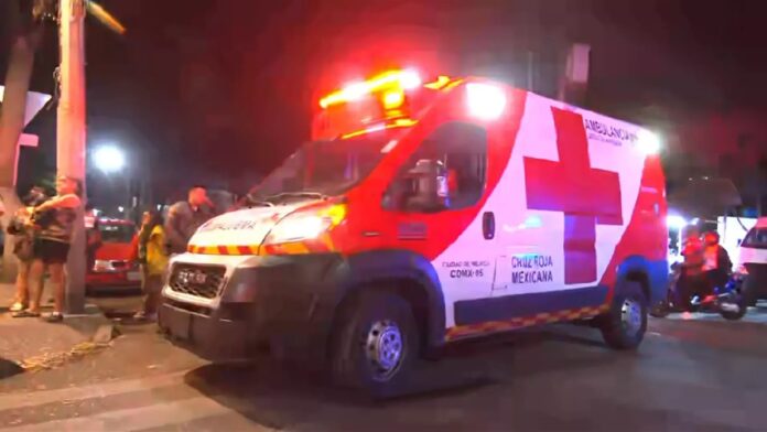 Ambulancia de la Cruz Roja Mexicana en el lugar de la balacera en la colonia Argentina Poniente, alcaldía Miguel Hidalgo, donde un hombre asesinó a su pareja y posteriormente se suicidó.