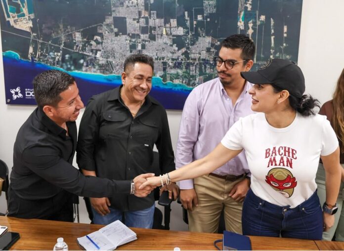 Estefanía Mercado reunida con empresarios y desarrolladores en Playa del Carmen.