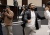 Zenyazen Escobar encara a diputado priista Carlos Mancilla tras insultos Zenyazen Escobar encara a Carlos Mancilla durante confrontación en la Cámara de Diputados.