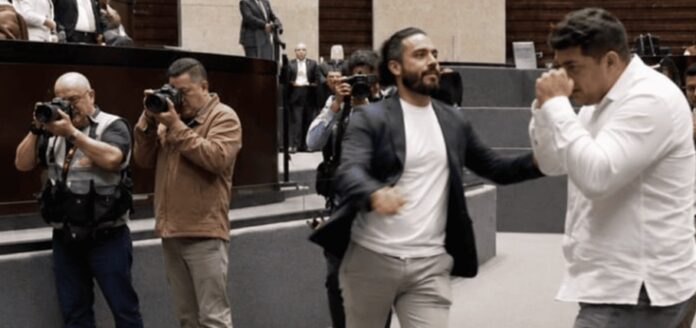 Zenyazen Escobar encara a Carlos Mancilla durante confrontación en la Cámara de Diputados.