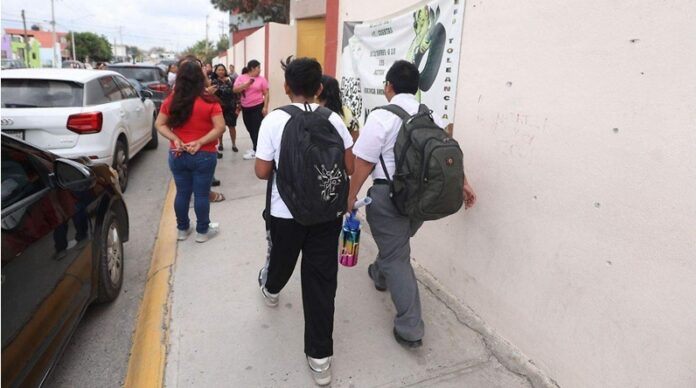 Niños cumpliendo calendario escolar