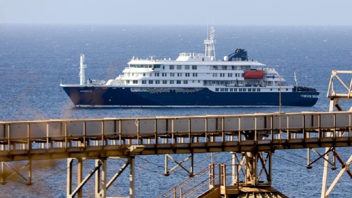 MV Hondius, crucero de expedición afectado por brote de hantavirus Andes en 2026.
