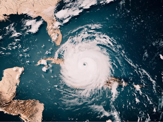 Imagen satelital de un huracán en el océano Atlántico cerca de la península de Yucatán.