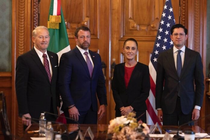 La presidenta Claudia Sheinbaum recibe en Palacio Nacional al secretario de Seguridad Interior de Estados Unidos, Markwayne Mullin.
