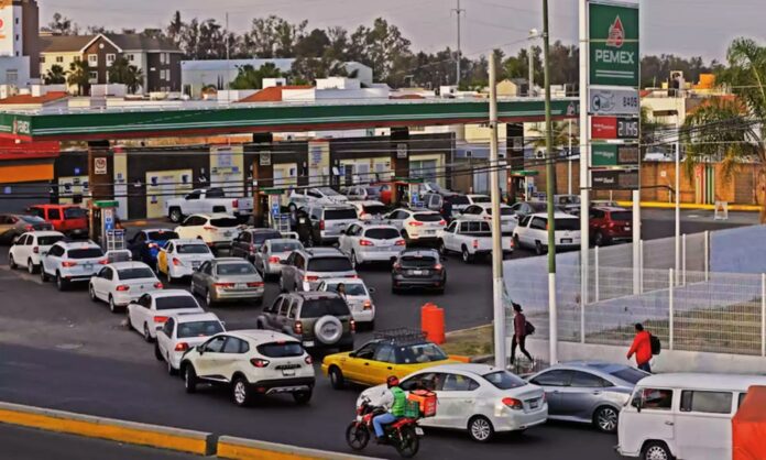 Largas filas de autos en una gasolinera por desabasto de combustible en México.