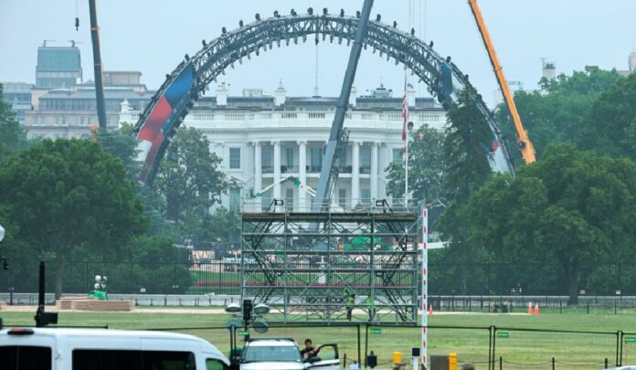 Construcción de estadio temporal para función de UFC en el Jardín Sur de la Casa Blanca.
