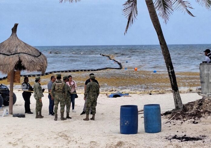 Hallan flotando cuerpo sin vida cerca del Muelle Fiscal en Playa del Carmen, Quintana Roo, con presencia de autoridades y guardavidas.
