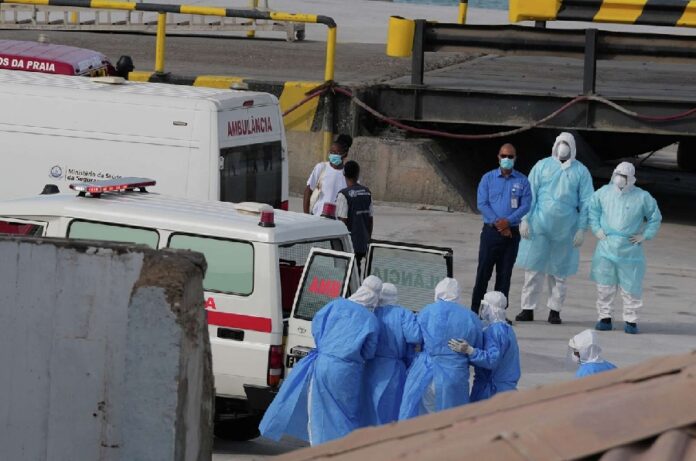 Personal sanitario con equipo de protección traslada en camilla a pasajero contagiado del crucero MV Hondius hacia una ambulancia. Operación de evacuación controlada del brote de hantavirus