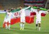 Irán confirma Tijuana como su base para el Mundial 2026 por dificultades en EE.UU. Futbolistas iraníes sosteniendo la bandera de Irán. Selección confirma Tijuana como sede de concentración para el Mundial 2026.