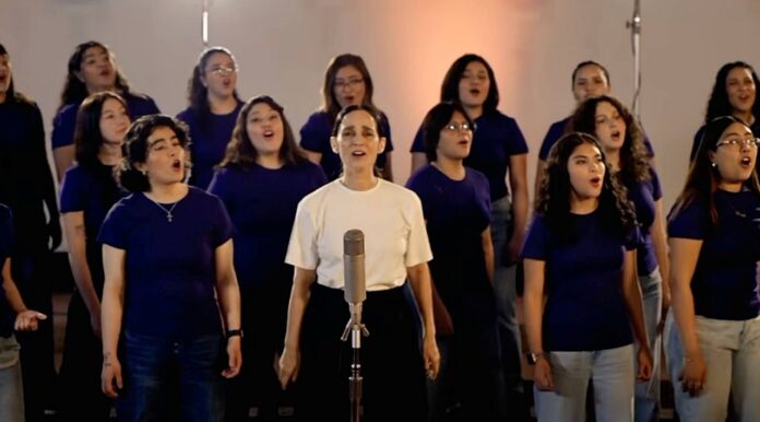 Julieta Venegas durante presentación de la canción La niña futbolista rumbo al Mundial 2026 en México.