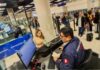 Cancún figura entre aeropuertos con controles más estrictos por pasaportes vencidos o dañados Pasajeros realizan control migratorio en aeropuerto internacional de México durante revisión de pasaportes.